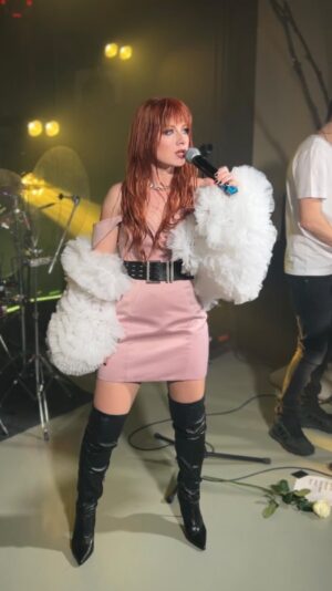 Yuliya Savicheva Instagram - Вчера впервые играли девочку с музыкантами! Мне очень нравится, как звучит. Как вам?