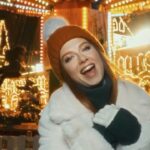 Yuliya Savicheva Instagram - Москва уже как месяц готова к встрече Нового года, по всему городу украшены елки, висят гирлянды. Многие говорят, что дома уже поставили елку и начали обмениваться подарками. А у меня толком ничего не готово 😅 Зато на работе я уже напраздновалась настолько, что кажется я уже давно встретила 2024 год🤣🎄 А вы ощущаете приближение праздника? Нарядили елку? Повесили гирлянды? Или как и я ничего не успели?