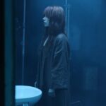 Yuliya Savicheva Instagram - Четвертая стадия: отчуждение. Ты больше не слышишь никого вокруг, ты не слышишь даже себя, ты смотришь на себя в зеркало и не узнаешь этого человека. Ты потеряла эту милую девчонку, ее больше нет. Тебя больше нет. Вы когда-нибудь это чувствовали?
