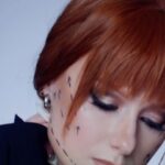 Yuliya Savicheva Instagram - Как же я ждала выхода этого клипа! В нем отразилось все, что я хотела сказать этой песней. Изначально «Девочка» была написана, основываясь на моих переживаниях и наблюдениях за людьми, которые сейчас падки на пластическую хирургию, изменение внешности, кто не верит в природную красоту и в себя. Я счастлива, что смогла поработать с Костей @severvideo , что он меня услышал и понял. Получилась великолепная работа! Поздравляю всю команду с этим релизом! Приятного просмотра! Режиссер: Константин Черепков @severvideo Оператор: Александр Полищук @alekspolish89 Продюсер: Ирина Морозова @iris_sever Главная героиня: Варвара Макарова @varyamkr Актеры: Татьяна Романова, Глеб Замлелый, Даналаки Ион, Куликова Олеся, Пакалов Андрей Мейк-ап и волосы: Ульяна Никулина @nik_ulya , Елена Баль @liveelenabal , Екатерина Бобкова @katyabobkova, Елена Курбатская @elena_kurbatskaya Стилист: Костя Кошка @koshka_prishla , Евгения Леонтьева @evgenia_leontieva Пластический грим: Евгения Захарова @nitentislab Гимбл: Александр Кыхалов @skyrental.ru Директор: Влад Деребаско Монтаж: Владимир Пьянников Колорист: Максим Миронов @color_larek Клин-ап: Константин Цеханский, Денис Сафронов Производство: SEVER Production Co. Музыка: Силява Савелий, Данилова Екатерина Слова: Мишутин Алексей Sound producer: Даниил Бабичев @danil_babichev