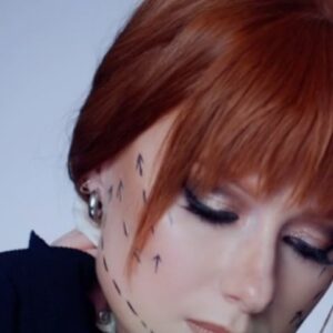 Yuliya Savicheva Instagram - Как же я ждала выхода этого клипа! В нем отразилось все, что я хотела сказать этой песней. Изначально «Девочка» была написана, основываясь на моих переживаниях и наблюдениях за людьми, которые сейчас падки на пластическую хирургию, изменение внешности, кто не верит в природную красоту и в себя. 

Я счастлива, что смогла поработать с Костей @severvideo , что он меня услышал и понял. Получилась великолепная работа! 
Поздравляю всю команду с этим релизом!
Приятного просмотра!

Режиссер: Константин Черепков @severvideo 
Оператор: Александр Полищук @alekspolish89
Продюсер: Ирина Морозова @iris_sever 

Главная героиня: Варвара Макарова @varyamkr 
Актеры: Татьяна Романова, Глеб Замлелый, Даналаки Ион, Куликова Олеся, Пакалов Андрей
Мейк-ап и волосы: Ульяна Никулина @nik_ulya , Елена Баль @liveelenabal ,  Екатерина Бобкова @katyabobkova, Елена Курбатская @elena_kurbatskaya
Стилист: Костя Кошка @koshka_prishla ,  Евгения Леонтьева @evgenia_leontieva
Пластический грим: Евгения Захарова @nitentislab
Гимбл: Александр Кыхалов @skyrental.ru
Директор: Влад Деребаско
Монтаж: Владимир Пьянников
Колорист: Максим Миронов @color_larek
Клин-ап: Константин Цеханский, Денис Сафронов
Производство: SEVER Production Co.

Музыка: Силява Савелий, Данилова Екатерина 
Слова: Мишутин Алексей
Sound producer: Даниил Бабичев @danil_babichev