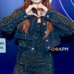 Yuliya Savicheva Instagram - Конец года для меня, моей семьи и команды выдался просто удивительным! ☺️ Песня «Желтое такси» получила диплом «Песни года». Для меня это настоящий праздник! Потому что последний раз я была на церемонии награждения восемь лет назад! Огромное спасибо моему мужу за эту песню, спасибо ребятам «белорусам» за куплеты, Даниилу Бабичеву @danil_babichev за мега стильную аранжировку и в целом крутое звучание песни!❤️ Образ - @koshka_prishla @dzhanelli @patriziapeperussia @ekonikastyle