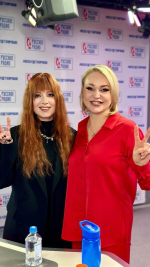 Yuliya Savicheva Instagram - Танцуют все!
Юля Савичева @yuliasavicheva  прямо сейчас у нас на Русском Радио с премьерой песни «Девочка» 💥. #танцульки под новую песню… девочки, они такие 😜!

#русскоерадио #всебудетхорошо #эксклюзивно #эксклюзивнопро #танцульки 

Какие нынче Девочки?