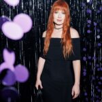 Yuliya Savicheva Instagram - В преддверии выхода клипа я хотела поговорить вот о чем. Все вы знаете, что я противница изменения внешности хирургическим путем. Я никого не осуждаю - дело каждого, я говорю за себя. Просто я все чаще задумываюсь о том, что толкает молодых девочек на адские диеты, оземпик, филеры и прочие манипуляции со своей внешностью и здоровьем. Это желание нравиться и путь к какому-то идеалу? Это навязанная обществом «идеальная форма»? Мода? Для чего? Чтобы соответствовать? Но чему или кому? А главный вопрос: «Что первично, что формирует этот образ: общество, люди вокруг, или же собственная неуверенность и ошибки воспитания?». В общем-то песня «Девочка» — это рефлексия и мантра, если хотите, об этом. Об этом будет и клип.