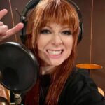 Yuliya Savicheva Instagram - Продолжаем работать над новым EP. Это будет концентрированный, сложный вокал и мелодика. Я, конечно, люблю громкий и эмоциональный вокал, но только в тех песнях, где это уместно. В противном случае, это уже не эмоция, а крик, от которого начинает болеть голова. 😣 Как говорил Макс: «Петь нужно не связками, а сердцем». Именно в эту концепцию я и верю уже 20 лет. ❤️