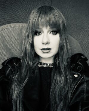 Yuliya Savicheva Instagram - Погода в Москве не перестает удивлять 
Майский снег за окном 🥶 Как у вас с погодой? Где-нибудь сохранилась настоящая весна или у вас тоже продолжение зимнего сезона после короткого теплого перерыва?