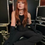 Yuliya Savicheva Instagram - На днях вышло видео на YouTube, где я ответила на вопросы подписчиков. Как же я громко смеялась, когда прочитала несколько комментариев: «Такая красивая девушка, обколола себя филерами» 🤣 или чем-то, как там это называется😅 Причем в самом видео я говорю, что являюсь противником каких-либо пластических манипуляций с лицом. Мне, конечно, приятно, что люди не верят тому, как я так хорошо сохранилась. Официально заявляю, что никогда не делала ни одного укола красоты в лицо! Секретов никаких нет, я просто придерживаюсь правила умываться и увлажнять лицо каждое утро и вечер, при этом пользуюсь качественными сыворотками и кремами. PS: специально для вас выкладываю абсолютно необработанные фотографии, на них можно рассмотреть каждую морщинку✌🏻