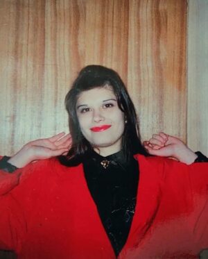 Yuliya Solomonova Instagram - В глубокой ночи освещает плед
Квадрат моего экрана.
Я помню, мне было 15 лет,
И не было Инстаграма.

Не ставили лайков на мой живот,
Красивый и очень плоский,
И был девяносто какой-то год
И спирт на разлив в киоске.

Палёного спирта текла река,
Кассетник ругался фоном,
Я видела только издалека
Мобильные телефоны

У хмурых братков и роскошных дам
В ботфортах на босу ногу –
То были отчаянные года
И культовые для многих.

Кого-то убили, а кто-то скис
От мака или от водки,
Папаши латали свои носки,
Мамаши – свои колготки,

Подростки лечили свои угри
И много воображали,
А Танька учила меня курить
У школы за гаражами.

Мы с Танькой не знали о соцсетях,
Фолловерах или троллях,
Мы с Танькой хотели курить взатяг
И шибаться без контроля,

Всё было понятно: что жизнь – игра,
А Пашка Карманов – гений,
И нам показался бы Инстаграм
Какой-то дурацкой хренью.

А Пашка Карманов читал с трудом
И тырил в трамваях цацки,
На трубах в подвале устроил дом
И всех угощал по-царски,

Он пел о принцессах до хрипоты,
Как хочется целовать их,
И лезли на песню в подвал коты
И грелись на стекловате,

И капало с этих горячих труб,
И пахло довольно гнусно,
И будь у меня хоть какой Ютуб,
Вы б знали его искусство,

Поскольку на Пашку ходили все,
Спускаясь во тьму и влажность,
И Пашка бы точно тогда не сел
За чей-то пустой бумажник…

Сегодня в Сети – всевозможный шлак
И много хороших песен.
Я Пашку искала, но не нашла,
Наверное, мир не тесен,

Звенел алюминий вай-фай-антенн,
Гудел мировой процессор,
Вбивала хештеги – валил контент,
Но только не те принцессы…

А тех, из подвала, простыл и след,
И это ничуть не странно.
Принцессы рулили в пятнадцать лет –
В эпоху без Инстаграма!

.
Поймала себя на том, что популярный сериал смотрю глазами матери. Господи, не дай Бог. Пусть мои дети попадут в тупой мир Барби из прошлого хита. ЗЫ. Мальчики-актеры великолепны. 

#солаМонова #стихи #90s #словопацана