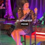 Yuliya Solomonova Instagram - Сегодня ДР Высоцкого. Во время пандемии я жила на даче и по утрам бегала в поле, техно для пробежек в поле не заходило, а Высоцкий очень заходил. И вдохновлял. По историям читателей я написала около 20 песенок на современные темы в его стиле. Ничего не выпускала в виде синглов или альбомов, так как опытные музыканты считали, что такие номера современно не аранжировать, а под гитарку вообще - прошлый век. Но я всё ещё думаю продать сумку и записать Люсю. Она же хорошая. 😂😂