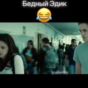 Yuliya Solomonova Instagram - Милый, хороший, ну что ты опять на пафосе?
Села зарядка на сотовом, или кушаешь?
Чувства как дети — им нужно менять памперсы,
Грудью кормить, а потом творожком «Агушею».
Мне всё мерещатся в полночь плохие случаи,
Про седину и про злое ребро бесовское.
Ты же такой у меня нереальный пупсичек,
Падаешь на колыбель со своими сосками.
Как мне уверовать в притчу, что это — мелочи?
Как мне, Малыш, над тобой не дежурить издали?
Если б любовь была голубоглазой девочкой,
Многие люди ее бы давно отпиздили!
.
#СолаМонова, 2011 #стихи #отношения #мем #юмор