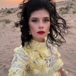 Yuliya Solomonova Instagram - На откровения скупа, Уткнувшись в воротник, Меня всегда вела судьба, Мой тайный проводник. Вела по шумным площадям, По скалам, вдоль воды, Ни в зной, ни в холод не щадя (Мой тайный поводырь). . Гнала, как гонят лошадей, Гнала меня взашей: От подозрительных людей, От грязных барышей, От пирамид и казино, Где души на весах, Где предлагали мне вино И что-то подписать, . От солнцем залитых терасс, Где птицы гнезда вьют, Где обещали мне не раз, Стабильность и уют, Где было, вроде, хорошо, - Большой архипелаг Для тех, кто дальше не пошёл, Во имя лёгких благ. . Но только всюду выручал Мой тайный конвоир, Тянул упрямо на причал И открывал мне мир. И убеждал: «Иди вперёд, Не сдайся, цель близка, Кто ищет, тот всегда найдёт, Вот - список, где искать: . Париж, Венеция, Дубай, Камчатка, Коктебель,» - . Меня всегда вела судьба . И привела к тебе! . #СолаМонова Жду на поэтический вечер в Дубае 3 апреля в Березке. Подробнее @sola_monova_v_dubai . #стихи #любовь #лирика #поэзия #iphonephoto