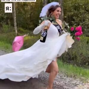 Yuliya Solomonova Instagram - Мне выпал король червей,
А не простой валет,
Загадочный, хоть убей -
Ухаживает сто лет.
Башню не сносит страсть
Этому королю -
Очень плохая масть,
Но я его люблю!
.
Ну, кто может мне помочь?
Кто может дать совет?
Он со мной делит ночь
И даже выводит в свет -
Берёт мне Шандон Моёт, 
Водит в красивый бутик.
А замуж не берёт - 
А часики тик-тик-тик.
.
Шампанское - не вода,
Можно напиться в хлам.
Я не люблю гадать,
Я люблю чёткий план:
Он мне подарит кольцо,
Сводит в казенный дом.
Когда же в, конце-концов,
Добьеё его купидон?
.
Когда же уже когда
Дело пойдет на лад?
А то ведь ни нет, ни да,
Очень плохой расклад.
Первой звонить нельзя,
Я не звоню - терплю,
Трубку опять не взял,
Но я его люблю!
.
Так можно еще лет сто.
Будущее - тупик!
Ведет себя хуже крестов,
Хуже, чем дама пик.
Век не нужна семья 
Червовому королю,
Он любит только себя!
.
Но я его люблю! 
#солаМонова #любовь #шансон