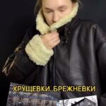 Yuliya Solomonova Instagram – Вип-пентхаус на Арбате
Продает агентство «Тройка»,
Девушка в шикарном платье 
Мне показывала стройку:

Перепрыгивала доски,
Отгоняла туфлей крысу,
В модном платье, как на Оскар
Носят лучшие актрисы.

Говорила: «Эта площадь 
Идеальна для бассейна,
Здесь сосед бельё полощет,
Но соседа мы отселим,

Тут замажут штукатуры,
Тут – шезлонги от Кавалли,
Это памятник культуры,
Но бассейн согласовали.»

Я рулеткой мерил стены,
И жеманно гладил плитку, 
Намекая что системно 
Инвестирую в «элитку»,

Что хочу проект с отделкой,
Пока цены не взлетели,
И готов заняться сделкой
В девять вечера в отеле.

За бутылкой Пино Гридж’о
Мы решим вопрос с бюджетом,
Завтра –  круглый стол в Париже,
Вылетаю личным джетом.

Девушка сказала нежно:
«Крупный бизнес, что поделать,
Понимаю вас, конечно,
Буду в Рэдиссоне в девять. 

Документы подготовлю.
Вот визитки для Ресепшин:
Пусть пропустят  дядю Толю,
Он – лояльный ЭмФэЦешник,

Оформляет удаленно 
И первичку и вторичку,
Он возьмёт с собой Алёну,
Лучшую налоговичку.

В Гос Услугах запись в марте,
Там сидят такие клуши,
А мои – на низком старте,
Приведу к вам самых лучших.

Бабу Клавдию из Сбера
(По крипте и по офшорам),
С ней – нотариус Валера,
С ним –  оценщик дядя Жора. 

Подготовлю счёт к оплате,
При себе имейте паспорт…

Девушка в шикарном платье,
Аппетитна и губаста,

Мой вареник, мой пельменчик,
Моя устрица на ужин…
Девушка, зачем оценщик?

Нет, оценщик нам не нужен!

.
#соламонова
Написала эти стихи 6 лет назад, а выложила только сегодня:) у меня в подписках много риэлторов? Что скажете? Жизненно?