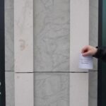 Yuliya Solomonova Instagram - Вип-пентхаус на Арбате Продает агентство «Тройка», Девушка в шикарном платье Мне показывала стройку: Перепрыгивала доски, Отгоняла туфлей крысу, В модном платье, как на Оскар Носят лучшие актрисы. Говорила: «Эта площадь Идеальна для бассейна, Здесь сосед бельё полощет, Но соседа мы отселим, Тут замажут штукатуры, Тут - шезлонги от Кавалли, Это памятник культуры, Но бассейн согласовали.» Я рулеткой мерил стены, И жеманно гладил плитку, Намекая что системно Инвестирую в «элитку», Что хочу проект с отделкой, Пока цены не взлетели, И готов заняться сделкой В девять вечера в отеле. За бутылкой Пино Гридж’о Мы решим вопрос с бюджетом, Завтра - круглый стол в Париже, Вылетаю личным джетом. Девушка сказала нежно: «Крупный бизнес, что поделать, Понимаю вас, конечно, Буду в Рэдиссоне в девять. Документы подготовлю. Вот визитки для Ресепшин: Пусть пропустят дядю Толю, Он - лояльный ЭмФэЦешник, Оформляет удаленно И первичку и вторичку, Он возьмёт с собой Алёну, Лучшую налоговичку. В Гос Услугах запись в марте, Там сидят такие клуши, А мои - на низком старте, Приведу к вам самых лучших. Бабу Клавдию из Сбера (По крипте и по офшорам), С ней - нотариус Валера, С ним - оценщик дядя Жора. Подготовлю счёт к оплате, При себе имейте паспорт… Девушка в шикарном платье, Аппетитна и губаста, Мой вареник, мой пельменчик, Моя устрица на ужин… Девушка, зачем оценщик? Нет, оценщик нам не нужен! . #соламонова Написала эти стихи 6 лет назад, а выложила только сегодня:) у меня в подписках много риэлторов? Что скажете? Жизненно?