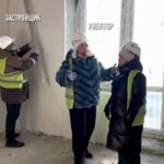 Yuliya Solomonova Instagram – Вип-пентхаус на Арбате
Продает агентство «Тройка»,
Девушка в шикарном платье 
Мне показывала стройку:

Перепрыгивала доски,
Отгоняла туфлей крысу,
В модном платье, как на Оскар
Носят лучшие актрисы.

Говорила: «Эта площадь 
Идеальна для бассейна,
Здесь сосед бельё полощет,
Но соседа мы отселим,

Тут замажут штукатуры,
Тут – шезлонги от Кавалли,
Это памятник культуры,
Но бассейн согласовали.»

Я рулеткой мерил стены,
И жеманно гладил плитку, 
Намекая что системно 
Инвестирую в «элитку»,

Что хочу проект с отделкой,
Пока цены не взлетели,
И готов заняться сделкой
В девять вечера в отеле.

За бутылкой Пино Гридж’о
Мы решим вопрос с бюджетом,
Завтра –  круглый стол в Париже,
Вылетаю личным джетом.

Девушка сказала нежно:
«Крупный бизнес, что поделать,
Понимаю вас, конечно,
Буду в Рэдиссоне в девять. 

Документы подготовлю.
Вот визитки для Ресепшин:
Пусть пропустят  дядю Толю,
Он – лояльный ЭмФэЦешник,

Оформляет удаленно 
И первичку и вторичку,
Он возьмёт с собой Алёну,
Лучшую налоговичку.

В Гос Услугах запись в марте,
Там сидят такие клуши,
А мои – на низком старте,
Приведу к вам самых лучших.

Бабу Клавдию из Сбера
(По крипте и по офшорам),
С ней – нотариус Валера,
С ним –  оценщик дядя Жора. 

Подготовлю счёт к оплате,
При себе имейте паспорт…

Девушка в шикарном платье,
Аппетитна и губаста,

Мой вареник, мой пельменчик,
Моя устрица на ужин…
Девушка, зачем оценщик?

Нет, оценщик нам не нужен!

.
#соламонова
Написала эти стихи 6 лет назад, а выложила только сегодня:) у меня в подписках много риэлторов? Что скажете? Жизненно?