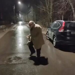 Yuliya Solomonova Instagram - Жизнь без любви не имеет значения.
В жизни сегодня лето.
Я, между прочим, люблю печение…
Только любовь ли это?

Ты любишь деньги, но с ними в ссоре
(Хочется помириться).
Стоит печение рубль сорок –
Справлюсь сама, без принца.

Между печеньками – джем клубничный,
Ты не проси – наказан.
Всё называешь меня циничной, 
Да не поймешь сарказма.

Месяц гуляет котом ничейным,
Вышел сегодня раньше.
Жизнь без любви не имеет значения…
Только не умирать же!

#СолаМонова #стихи #лето #любовь