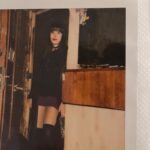Yuliya Solomonova Instagram - В глубокой ночи освещает плед Квадрат моего экрана. Я помню, мне было 15 лет, И не было Инстаграма. Не ставили лайков на мой живот, Красивый и очень плоский, И был девяносто какой-то год И спирт на разлив в киоске. Палёного спирта текла река, Кассетник ругался фоном, Я видела только издалека Мобильные телефоны У хмурых братков и роскошных дам В ботфортах на босу ногу – То были отчаянные года И культовые для многих. Кого-то убили, а кто-то скис От мака или от водки, Папаши латали свои носки, Мамаши – свои колготки, Подростки лечили свои угри И много воображали, А Танька учила меня курить У школы за гаражами. Мы с Танькой не знали о соцсетях, Фолловерах или троллях, Мы с Танькой хотели курить взатяг И шибаться без контроля, Всё было понятно: что жизнь – игра, А Пашка Карманов – гений, И нам показался бы Инстаграм Какой-то дурацкой хренью. А Пашка Карманов читал с трудом И тырил в трамваях цацки, На трубах в подвале устроил дом И всех угощал по-царски, Он пел о принцессах до хрипоты, Как хочется целовать их, И лезли на песню в подвал коты И грелись на стекловате, И капало с этих горячих труб, И пахло довольно гнусно, И будь у меня хоть какой Ютуб, Вы б знали его искусство, Поскольку на Пашку ходили все, Спускаясь во тьму и влажность, И Пашка бы точно тогда не сел За чей-то пустой бумажник… Сегодня в Сети – всевозможный шлак И много хороших песен. Я Пашку искала, но не нашла, Наверное, мир не тесен, Звенел алюминий вай-фай-антенн, Гудел мировой процессор, Вбивала хештеги – валил контент, Но только не те принцессы… А тех, из подвала, простыл и след, И это ничуть не странно. Принцессы рулили в пятнадцать лет – В эпоху без Инстаграма! . Поймала себя на том, что популярный сериал смотрю глазами матери. Господи, не дай Бог. Пусть мои дети попадут в тупой мир Барби из прошлого хита. ЗЫ. Мальчики-актеры великолепны. #солаМонова #стихи #90s #словопацана