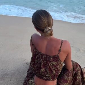 Yuliya Solomonova Instagram - Красноярск, не плачь,
Чао, Бабино, сори!
На пятнадцать дней
В первый раз за год
Ленка Головач
Улетела к морю,
И теперь у ней
Никаких забот!
.
Ласковый прибой,
Фен и умывальник,
Окна на восход, -
Всё как у людей.
Привезла с собой
Розовый купальник,
Книжку «Идиот»,
Мужа и детей.
.
Море это храм,
А не просто лужа,
В ваннах солевых -
Минералы все!
Лучше спа-программ
Для детей и мужа -
Дети стали выть,
Что хотят в бассейн!
.
Муж сказал: «Шпана,
В плавки одевайся,
Что я зря платил
За всю эту возню?!
Проследи, жена,
Чтобы без девайсов,
Можете идти,
Я вас догоню!
.
Погоди, а где
С Хэннесси пакеты,
Те, что я принёс 
С аэропорта’?
Это на воде 
Для иммунитета,
Мало ли, понос
Или тошнота!»
.
Запах южных трав
В воздухе рассеян,
Хочется плевать
В небо с лежака,
С самого утра
Тащит на бассеин
Розовая мать
Сумку челнока!
.
Ласты и поп-ит,
Одеялко с кисой,
Прыгает в бассейн 
И пошла жара:
Этому - попить,
Этому - пописать,
И, конечно, всем
Что-нибудь сожрать!
.
Отьедайся муж,
Отъедайтесь, дети:
Огурцы с бахчи,
Суши из сома.
Дети после суш
Спали в туалете,
Муж сказал: «Лечи
И готовь сама!»
.
Муж был невредим
И обеззаражен.
Хеннесси Икс О -
Тридцать три звезды.
Потому один
Он гулял по пляжу,
Спотыкаясь о
Девичьи зады...
.
Красноярск, не плачь,
И не плачь, Владимир,
Стонет Воркута,
Тверь слезу смахнёт.
Ленке Головач
Так необходимы
Воздух и вода,
.
Так пусть хоть отдохнёт!
.
#СолаМонова #стмхи #лето #отпуск