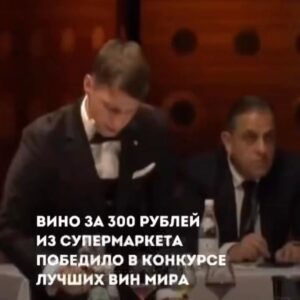 Yuliya Solomonova Instagram - Красноярск, не плачь,
Чао, Бабино, сори!
На пятнадцать дней
В первый раз за год
Ленка Головач
Улетела к морю,
И теперь у ней
Никаких забот!
.
Ласковый прибой,
Фен и умывальник,
Окна на восход, -
Всё как у людей.
Привезла с собой
Розовый купальник,
Книжку «Идиот»,
Мужа и детей.
.
Море это храм,
А не просто лужа,
В ваннах солевых -
Минералы все!
Лучше спа-программ
Для детей и мужа -
Дети стали выть,
Что хотят в бассейн!
.
Муж сказал: «Шпана,
В плавки одевайся,
Что я зря платил
За всю эту возню?!
Проследи, жена,
Чтобы без девайсов,
Можете идти,
Я вас догоню!
.
Погоди, а где
С Хэннесси пакеты,
Те, что я принёс 
С аэропорта’?
Это на воде 
Для иммунитета,
Мало ли, понос
Или тошнота!»
.
Запах южных трав
В воздухе рассеян,
Хочется плевать
В небо с лежака,
С самого утра
Тащит на бассеин
Розовая мать
Сумку челнока!
.
Ласты и поп-ит,
Одеялко с кисой,
Прыгает в бассейн 
И пошла жара:
Этому - попить,
Этому - пописать,
И, конечно, всем
Что-нибудь сожрать!
.
Отьедайся муж,
Отъедайтесь, дети:
Огурцы с бахчи,
Суши из сома.
Дети после суш
Спали в туалете,
Муж сказал: «Лечи
И готовь сама!»
.
Муж был невредим
И обеззаражен.
Хеннесси Икс О -
Тридцать три звезды.
Потому один
Он гулял по пляжу,
Спотыкаясь о
Девичьи зады...
.
Красноярск, не плачь,
И не плачь, Владимир,
Стонет Воркута,
Тверь слезу смахнёт.
Ленке Головач
Так необходимы
Воздух и вода,
.
Так пусть хоть отдохнёт!
.
#СолаМонова #стмхи #лето #отпуск