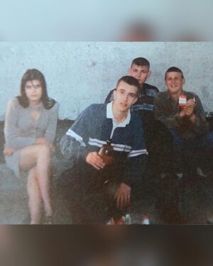Yuliya Solomonova Instagram - В глубокой ночи освещает плед
Квадрат моего экрана.
Я помню, мне было 15 лет,
И не было Инстаграма.

Не ставили лайков на мой живот,
Красивый и очень плоский,
И был девяносто какой-то год
И спирт на разлив в киоске.

Палёного спирта текла река,
Кассетник ругался фоном,
Я видела только издалека
Мобильные телефоны

У хмурых братков и роскошных дам
В ботфортах на босу ногу –
То были отчаянные года
И культовые для многих.

Кого-то убили, а кто-то скис
От мака или от водки,
Папаши латали свои носки,
Мамаши – свои колготки,

Подростки лечили свои угри
И много воображали,
А Танька учила меня курить
У школы за гаражами.

Мы с Танькой не знали о соцсетях,
Фолловерах или троллях,
Мы с Танькой хотели курить взатяг
И шибаться без контроля,

Всё было понятно: что жизнь – игра,
А Пашка Карманов – гений,
И нам показался бы Инстаграм
Какой-то дурацкой хренью.

А Пашка Карманов читал с трудом
И тырил в трамваях цацки,
На трубах в подвале устроил дом
И всех угощал по-царски,

Он пел о принцессах до хрипоты,
Как хочется целовать их,
И лезли на песню в подвал коты
И грелись на стекловате,

И капало с этих горячих труб,
И пахло довольно гнусно,
И будь у меня хоть какой Ютуб,
Вы б знали его искусство,

Поскольку на Пашку ходили все,
Спускаясь во тьму и влажность,
И Пашка бы точно тогда не сел
За чей-то пустой бумажник…

Сегодня в Сети – всевозможный шлак
И много хороших песен.
Я Пашку искала, но не нашла,
Наверное, мир не тесен,

Звенел алюминий вай-фай-антенн,
Гудел мировой процессор,
Вбивала хештеги – валил контент,
Но только не те принцессы…

А тех, из подвала, простыл и след,
И это ничуть не странно.
Принцессы рулили в пятнадцать лет –
В эпоху без Инстаграма!

.
Поймала себя на том, что популярный сериал смотрю глазами матери. Господи, не дай Бог. Пусть мои дети попадут в тупой мир Барби из прошлого хита. ЗЫ. Мальчики-актеры великолепны. 

#солаМонова #стихи #90s #словопацана