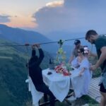 Yuliya Solomonova Instagram - Шашлыки такие жирные, Я хотела бы куриные. Ах, вы годы мои дивные, Давние, неповторимые. . Мой мужик горилкой тешится, Брат двоюродный - с гармошкою, А свекровь всё время чешется, Вся покусанная мошками. . Я сижу вполне нормальная На бревне с ногами голыми, Я - натура аморальная, С аморальными приколами. . Я сижу в коротких шортиках, А свекровь - в кальсонах плюшевых, Вся расчесана до чёртиков, А я ни разу не укушена. . У свекрови приступ паники, Чешется мангальной вилкою, Остальная часть компании Обезболена горилкою. . Я сижу такая строгая, Как звезда на красном вымпеле, Мошкара меня не трогает, Кровь мою до них всю выпили. . У меня - прилив гармонии, Позитивной энергетики, Звуки братовой гармоники И сухарики в пакетике. . Догрызу свои сухарики И пойду доить коровушку... . Догадались ли комарики, Кто же выпил мою кровушку? . #солаМонова 16 мая жду на концерте в Белграде. Ссылка на билеты - в шапке профиля.