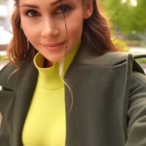 Yuliya Solomonova Instagram - Я пишу из красивого места
В нашей лесостепной полосе,
Потому что ты лодырь и бездарь,
И на море не возишь, как все.

Почесался, зубами полязгал,
В телефонную книгу залез,
Раздобыл мотоцикл с коляской
И увёз меня в сказочный лес.

И теперь у меня в Инстаграме –
Суперфотки! По коже мороз!
И весёлая речка с бобрами,
И укусы рассерженных ос,

И нудистские сцены в осоке,
И поездка за водкой в район,
Небосвод бесконечно высокий
С улетающим вдаль вороньём.

Что мне пляжи отелей «Хаяттов»,
Бутиков соболя и ажур?
Выйду в поле в костюме наяды
И курортникам фак покажу!

А налюбимся – ляжем валетом,
Попаду тебе пяткою в бровь,
Чтобы жабрами чувствовал лето

И мою к тебе, милый, любовь!

#солаМонова #лето
.
ЗЫ. если вы знаете авторов видео, отмечайте в комментах. Все видео прислали добрые читатели со всего мира:)))