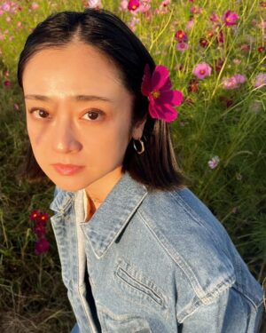 Yumi Adachi Instagram - 🩷🤍🩷
秋桜
と
猫じゃらしの影