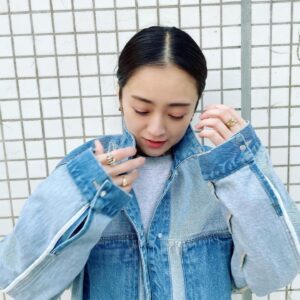 Yumi Adachi Instagram - 🤍🤍🤍
吹き飛ばされそうなくらい風が強かった🫧

なにはともあれ、セリフ覚えよ。