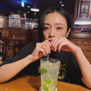 Yumi Adachi Instagram - 💙🖤💙
ある日の。
子供達とおデートの夜。
ノンアルモヒート🌿