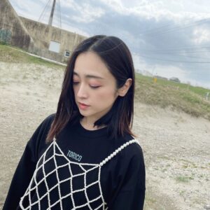Yumi Adachi Instagram - 🤍🤍🖤
髪伸びてきた。

ロンTは、
@torico_wear の新作。
黒と白があるよ。