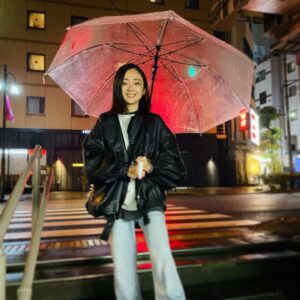 Yumi Adachi Instagram - ❣️❣️❣️
雨がつづくなぁ。
子供にとって、
水溜まりは遊び場❣️