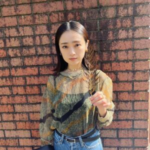 Yumi Adachi Instagram - 🤎🤎🤎
鳥の羽みたいな葉っぱだね。
って、言いながら撮る。