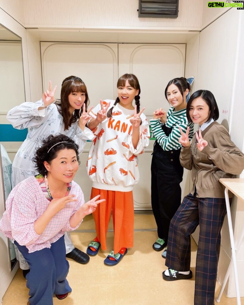 Yumi Adachi Instagram - 💗💙🧡💚🤎 #ザトラベルナース 第6話！今夜21時から！ 今日は塔子（寺島しのぶさん）の回だ！