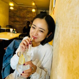 Yumi Adachi Instagram - 💛💛💛
なにか言われて照れている。
久しぶりのレモンスカッシュ。