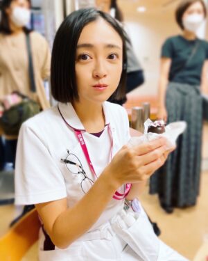 Yumi Adachi Instagram - 🍓🍓🍓
岡田将生さんからの
美味しい差し入れを
頬張る。