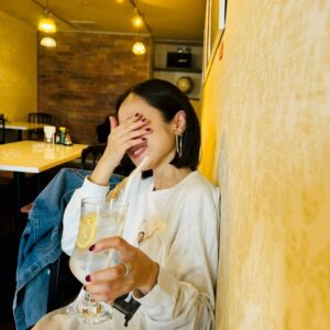 Yumi Adachi Instagram - 💛💛💛
なにか言われて照れている。
久しぶりのレモンスカッシュ。