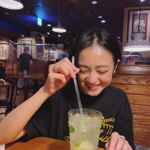 Yumi Adachi Instagram - 💙🖤💙
ある日の。
子供達とおデートの夜。
ノンアルモヒート🌿