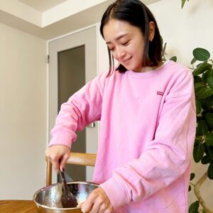 Yumi Adachi Instagram - 🩷🩷🩷
我が家のお気楽高2女子と、
お菓子を試作。
デコに青筋たてて生地をこねる母。