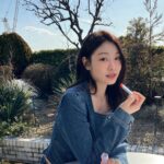 Yuna Kim Instagram - 11년째 쓰는 디올 립밤의 NEW컬러 #061포피코랄 😘 #디올어딕트 #디올립글로우 #디올립밤
