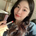 Yuna Kim Instagram - 11년째 쓰는 디올 립밤의 NEW컬러 #061포피코랄 😘 #디올어딕트 #디올립글로우 #디올립밤