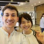 Yuriko Ishida Instagram - 私がクラシックギターに出会ったのは今からおよそ5年前。 映画🎬「マチネの終わりに」。 ティボーは自分自身の名前と同じ天才ギタリスト役で出演してくれました。 クラシックギターは本当に 弾く人によって驚くほど音が違う。 本当にびっくりするほど、その人自身の音になる楽器なのです。 ティボーの音は言葉では言い表すことのできないほどのキラキラした希望を感じる音なのです。 そしてその表現力には、どうしてこの若さでこんなにも、心の機微を音に込められるのだろうと 感嘆するばかり。 とにかく私はクラシックギターに夢中になり、 そしていまも夢中です。 そしてこの六月、 コロナ禍で 2回も来日公演が見送られてきたティボーが 四年ぶりに日本にやってきました。 昨日は富ヶ谷のハクジュホールでコンサートがあり、本当に素晴らしかった… 写真は私の不定期ラジオ J-WAVE lily’s toneの収録のときのものです。 はい、そうなんです。 次のゲストはティボーです。 生演奏もしてくれました。7/2オンエアです😆👏🏻 そして 最後に 明日は大阪の泉ホールで コンサートだそうです。 今回の来日公演のラストです。 関西方面の方、ぜひ👏🏻👏🏻 #マチネの終わりに #thibautgarcia #lily’s tone