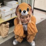 Yuriko Ishida Instagram - とりあえず初めての 犬役🐶でした。 寅子の妄想の中の「猪爪家劇場」 はるさんはいつも、とんでもない役で登場。 🐶実はメイクさんは、当初、顔には何も描かずにいたのですが、私自ら犬メイクを施しました。犬って口がこうなってて、鼻がこうなってて❗️と力説するワタシを、石田さんいいんですか？！とわらいながら見守るメイクの倉本さん😊👏🏻 楽しかったなぁ。 三枚目は、疲れて居眠りする🐶犬…。 それにしても 猪爪家、最高ですね。 #虎に翼 #トラつばメイキング