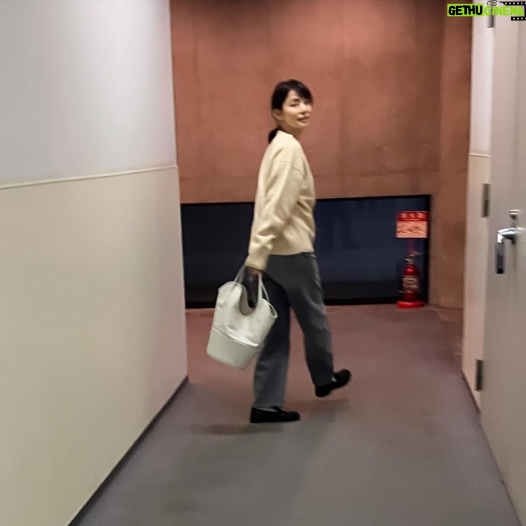 Yuriko Ishida Instagram - バケツ型のバッグが好きなんです。 わたしが普段持っているのはほとんど、バケツ型のバッグ。 Ray Bucket という名前のバッグ。 肩にかけた時体に柔らかく馴染む感じが たまらないのです。 #jmdavidson