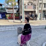 Yuriko Ishida Instagram - 虎に翼🐯 本当に地獄を見る覚悟はあるの？ という母の問いに 真っ直ぐで美しい瞳で ある と答える娘。 そう。 そういってふっと笑う はるさん。 このシーンを撮った時の オフショットです。 二枚目の、はるさんの斜め右前が 六法全書を買った本屋さん。 あぁ。 本当にいいシーンだったな。 寅子、がんばれ。 がんばれみんな。 #虎に翼 #トラつばメイキング