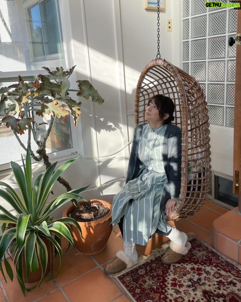 Yuriko Ishida Instagram - 撮影現場の素敵なお家には ブランコとサンルームがありました。 どちらも私の憧れです…。 新しい作品の詳細は、追ってお知らせしますね。 とても素敵な物語です。 ちなみにこれは、回想のシーンなので なんというか若めに👀作っていただいた わたくしでありまして。