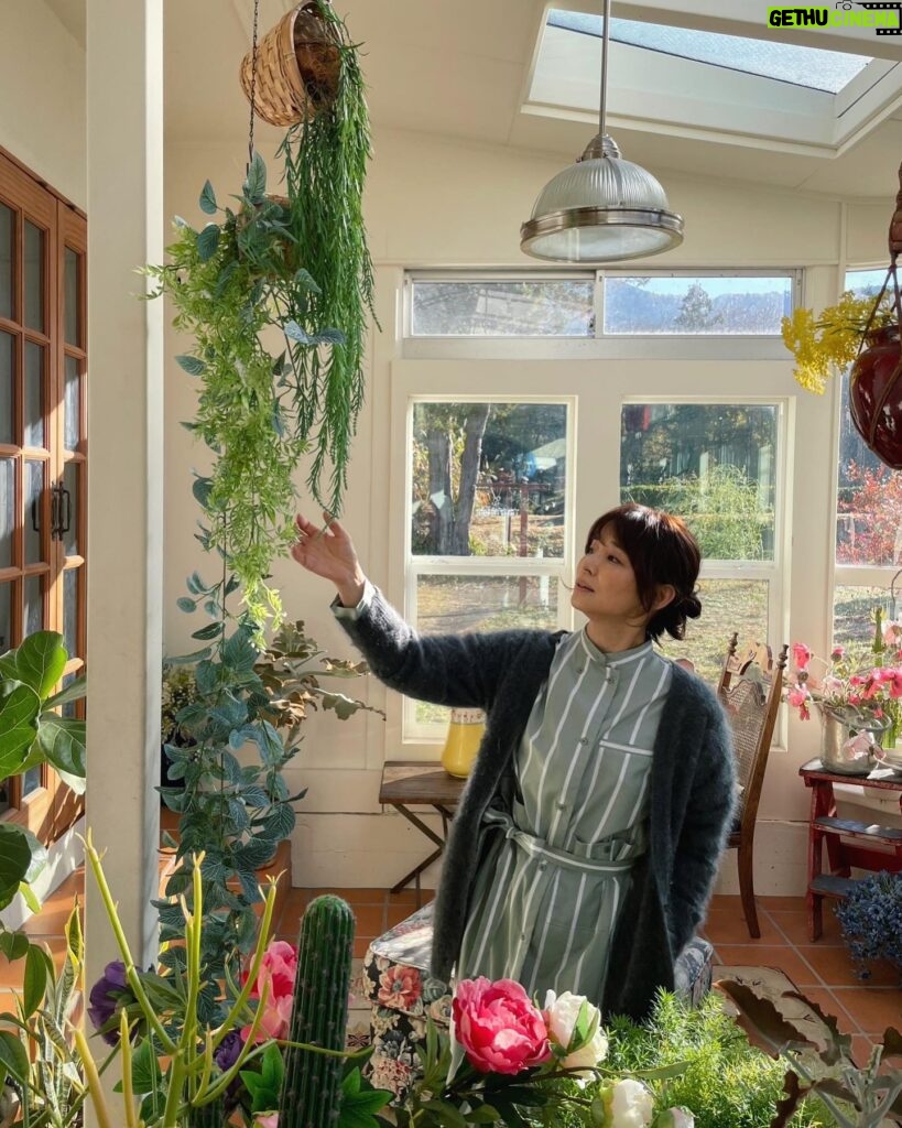 Yuriko Ishida Instagram - 撮影現場の素敵なお家には ブランコとサンルームがありました。 どちらも私の憧れです…。 新しい作品の詳細は、追ってお知らせしますね。 とても素敵な物語です。 ちなみにこれは、回想のシーンなので なんというか若めに👀作っていただいた わたくしでありまして。