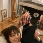 Yuriko Ishida Instagram - 届くのを待っていた SINMEとコンバースのコラボシューズ。 板谷由夏ちゃん曰く 大人のコンバース。 スウェードの黒、 ラインなし、 サイドにジッパー付き(これ本当，脱ぎ履きが楽です…) 星マークが黒 クッション厚め、と 細やかなこだわりを詰め込んだ コンバース。 コンバースって胸がキュンとするのはなぜだろう。 板谷由夏、やるな！