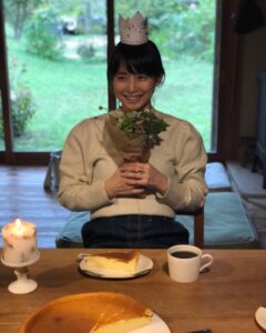 Yuriko Ishida Instagram - 楽しかったちびたとの再会の日 なんと、ソイちびたがかぶってた 王冠を👑わたしも頭に乗せて なんと誕生日のお祝いまでして いただきました。 ずっとのおうちのおかーさんは 私より若いです😆そして 本当に素敵なかたで、お料理も ほんとうに上手で… このおうちの子になったちびたが 私は羨ましい… チーズケーキ美味しかったなぁ。 二切れも食べてしまった… お庭のお花のブーケ… なんて素敵なのでしょう。 今度は絶対雪を連れて参ります！！