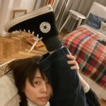 Yuriko Ishida Instagram - 届くのを待っていた SINMEとコンバースのコラボシューズ。 板谷由夏ちゃん曰く 大人のコンバース。 スウェードの黒、 ラインなし、 サイドにジッパー付き(これ本当，脱ぎ履きが楽です…) 星マークが黒 クッション厚め、と 細やかなこだわりを詰め込んだ コンバース。 コンバースって胸がキュンとするのはなぜだろう。 板谷由夏、やるな！