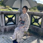 Yuriko Ishida Instagram - 2024.4.1 連続テレビ小説「虎に翼」 スタートしました。 なんとも言えない感慨深い気持ちです。 米津玄師さんの歌う主題歌、 「さよーならまたいつか！」の歌詞が沁みる。 虎に翼の物語は、今からおよそ百年前 昭和の初めから、スタートします。 あの頃の日本を生きた人たちは 今の令和の日本を見て、どう思うんだろう。 そして、ここから先百年後… そんなことを思いながら、1話のオンエアを 観ました。(なんと朝は、準備してたのに、居眠りしてしまい、💤お昼の再放送を観ました…) 寅ちゃん🐯の、どこまでも前向きなパワーが 日本中の皆さんの朝を明るくするのだろうなぁ。 ここから半年どうぞ、虎に翼を宜しくお願い 致します。 シシヤマザキさん @shishiy の描くタイトルバックも 素敵すぎます。大好きです🐤🐤 写真は、撮影初日のスナップです👀👏🏻㊗️ #トラつば #猪爪はる